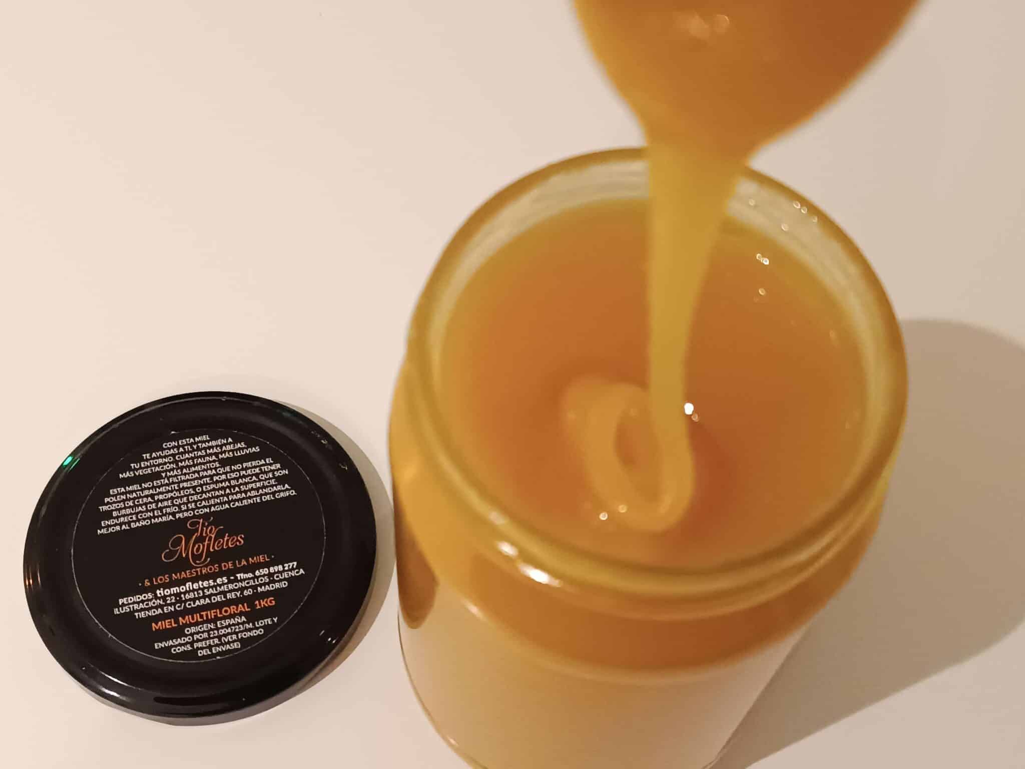 Miel natural que espesa con el frío