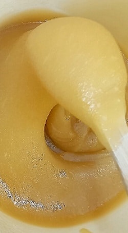 Miel pura de abeja espesa en invierno